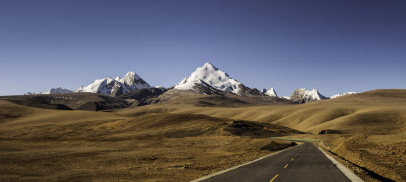 雪山下的公路风景图片