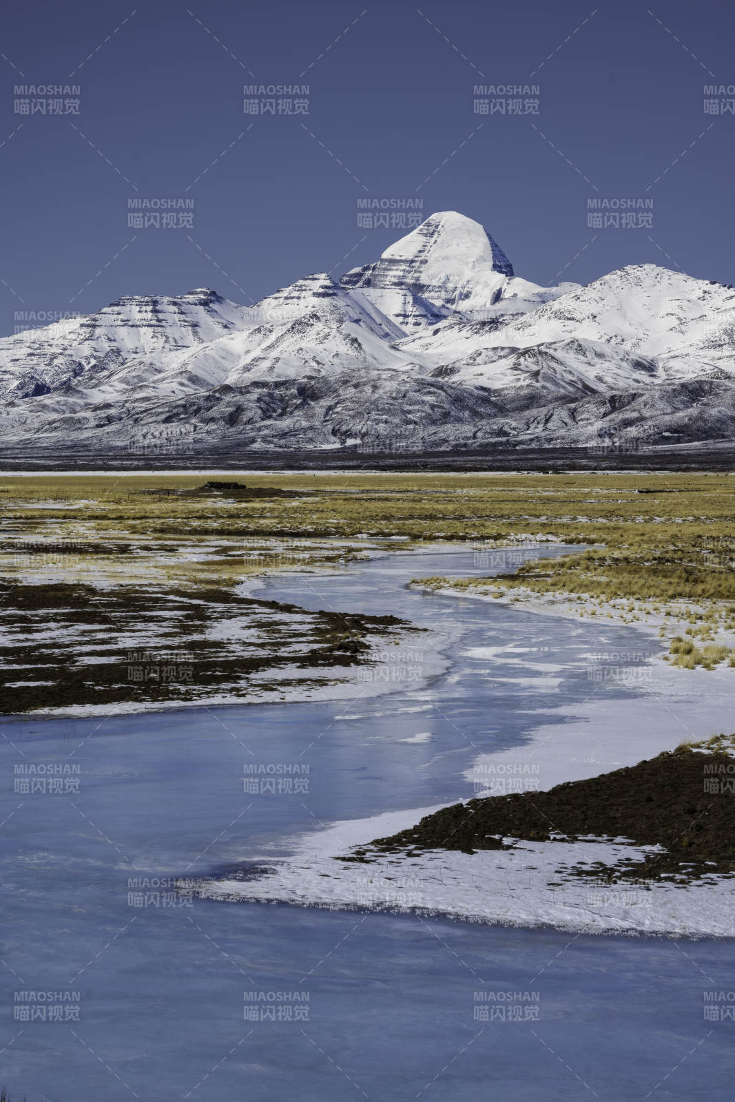 雪山下的静谧河流图片