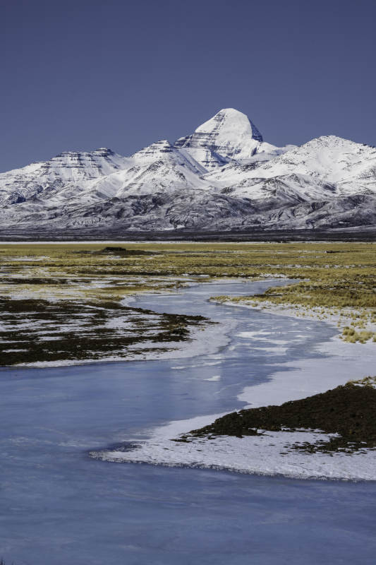 雪山下的静谧河流图片