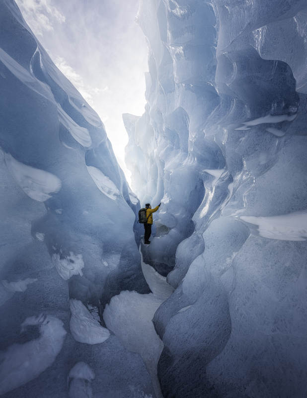 冰川裂缝中的探险者图片