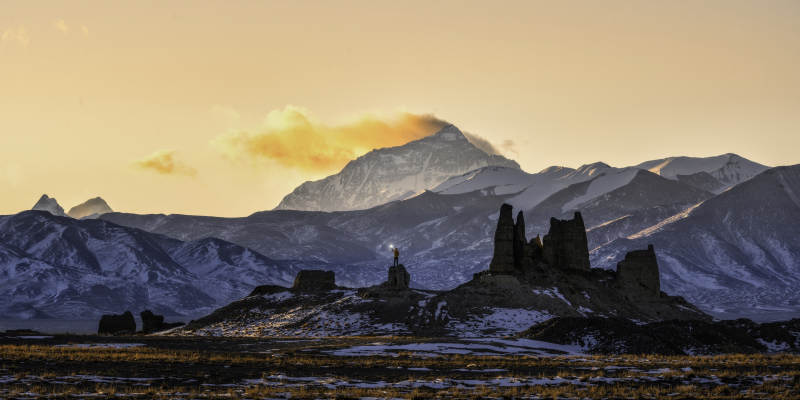 雪山下的古城遗迹图片