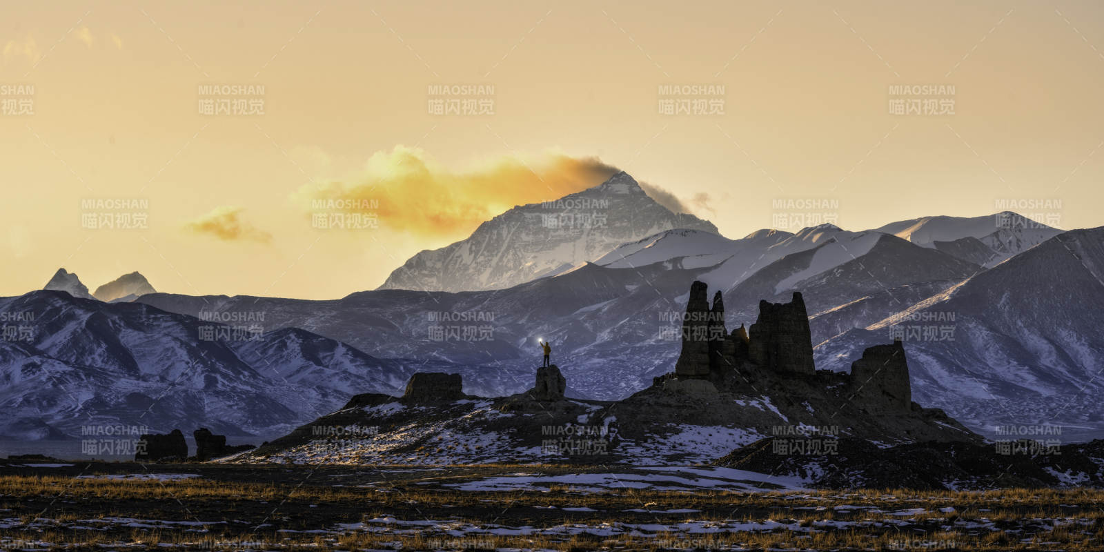 雪山下的古城遗迹图片