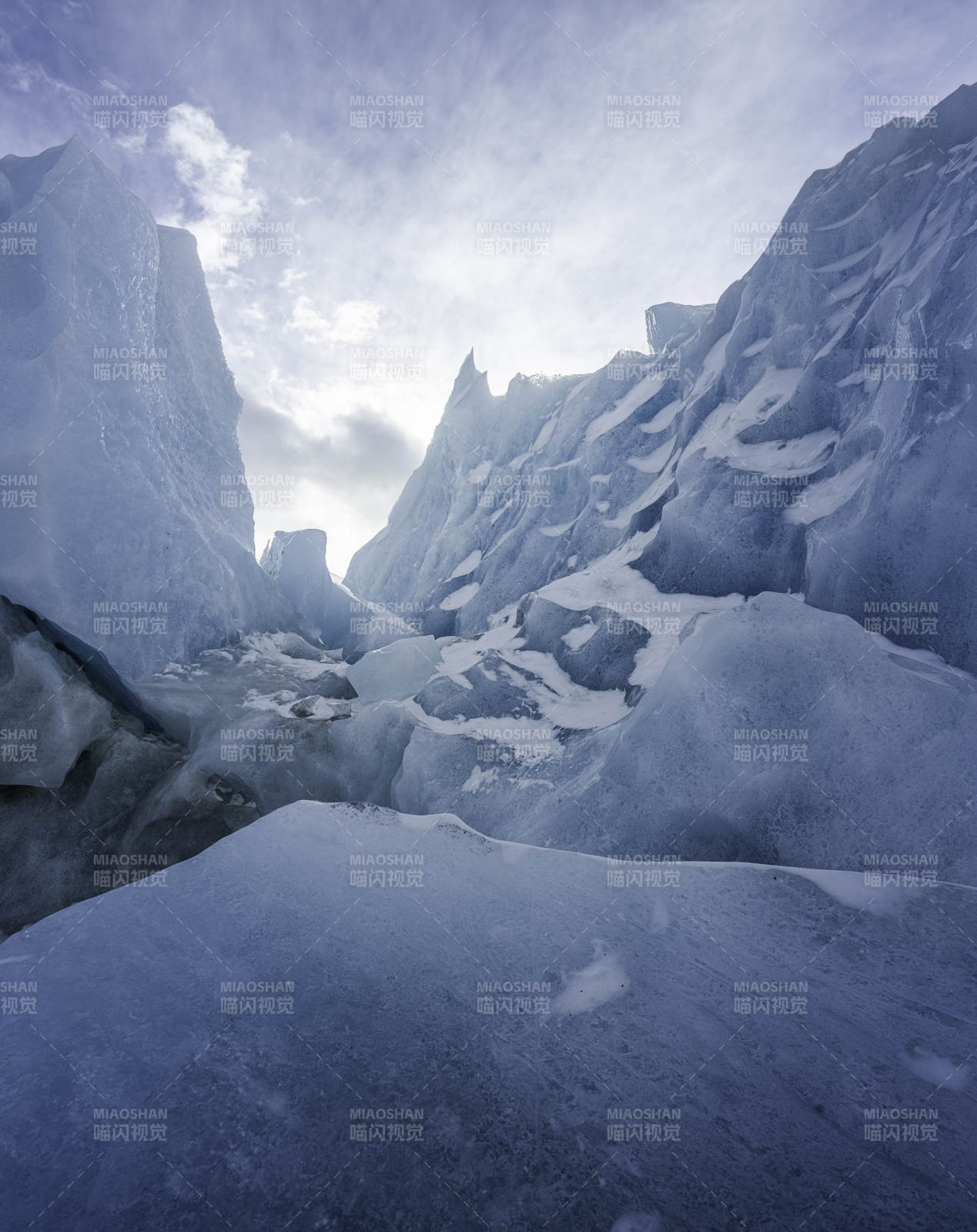 冰川峡谷的壮丽景象图片