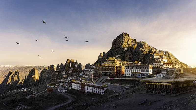 高原古寺 群鸟翱翔图片