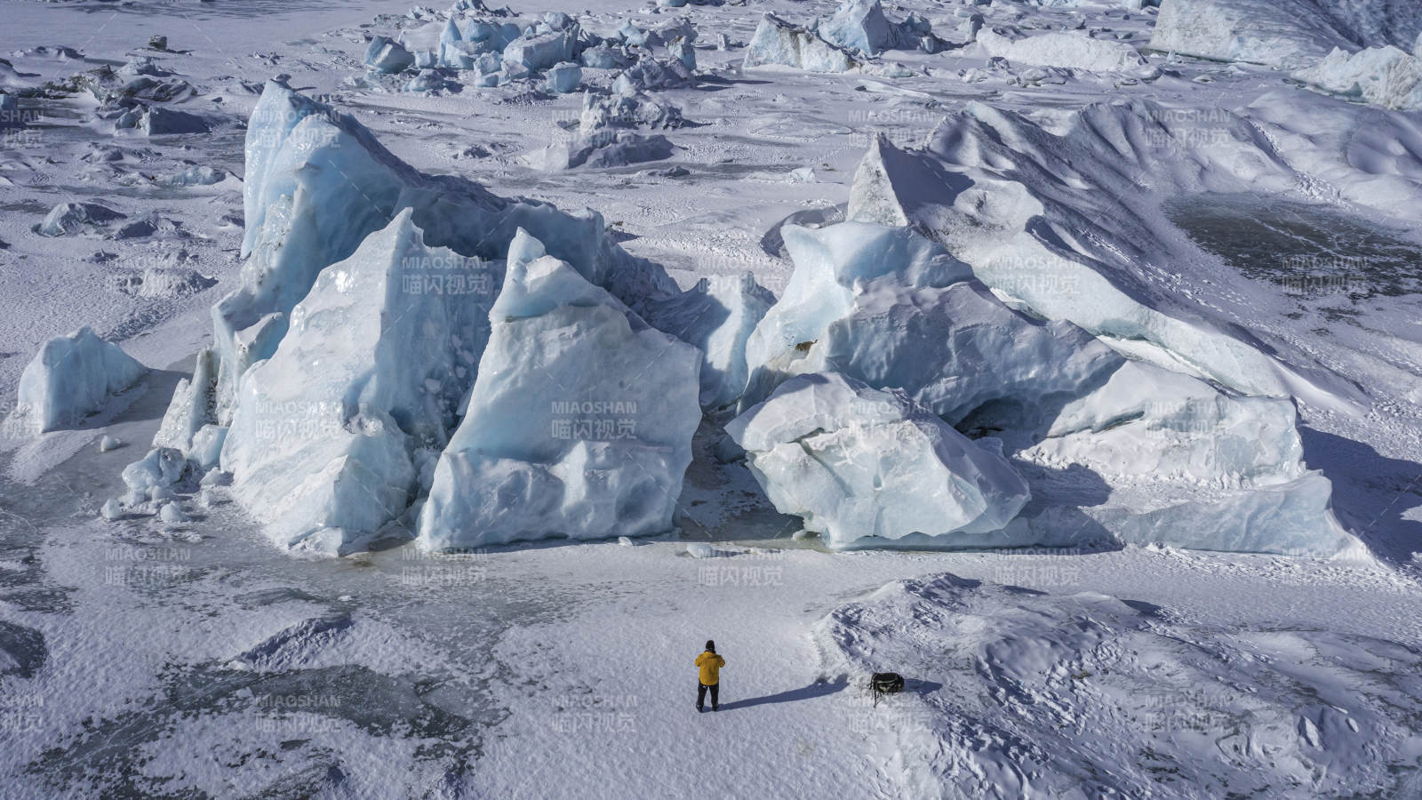 冰川奇观与孤独旅人图片