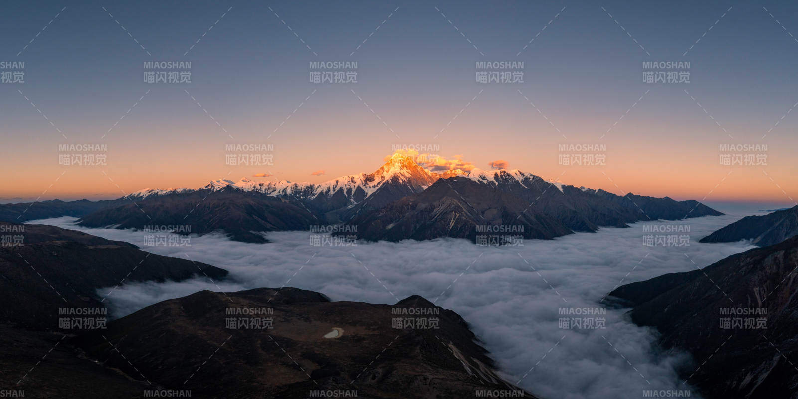雪山云海日出美景图片
