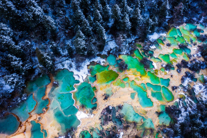 九寨沟的彩色池塘图片