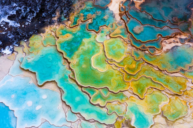 彩色热泉的自然奇观图片