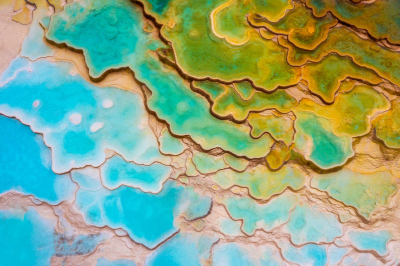 彩色热泉的自然奇观图片