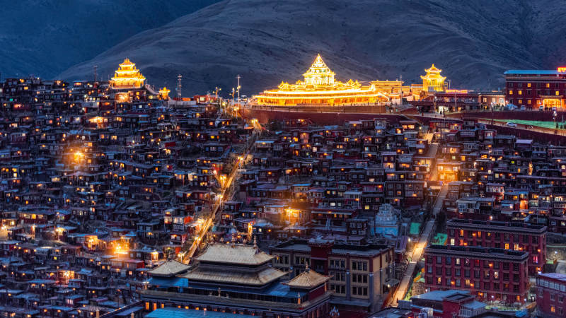 夜色中的寺庙群落图片