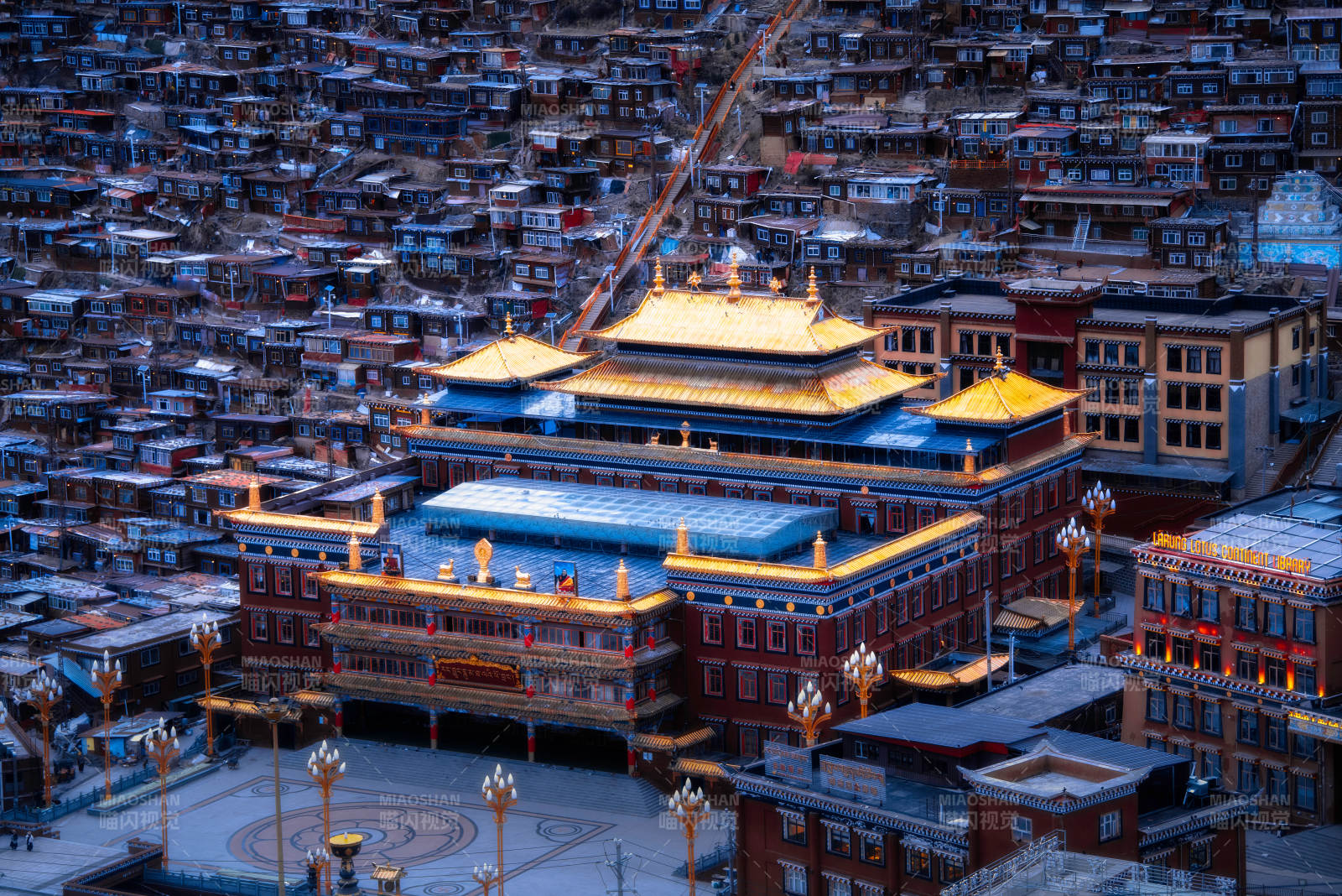 色达喇荣五明佛学院夜景图片