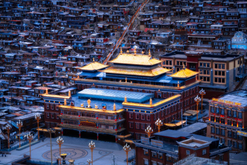 色达喇荣五明佛学院夜景图片