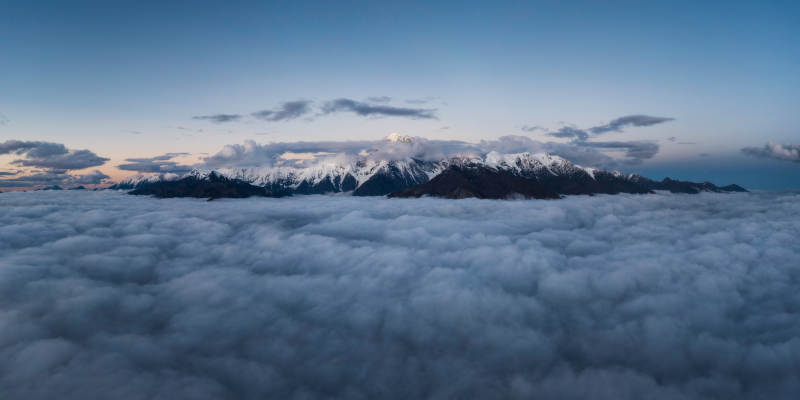 云海之上 雪山隐现图片