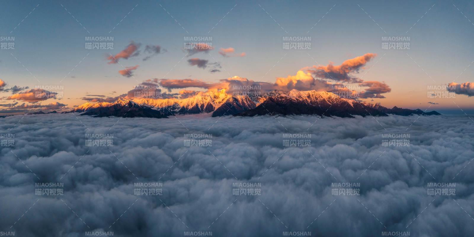 云海之上 雪山晨曦图片