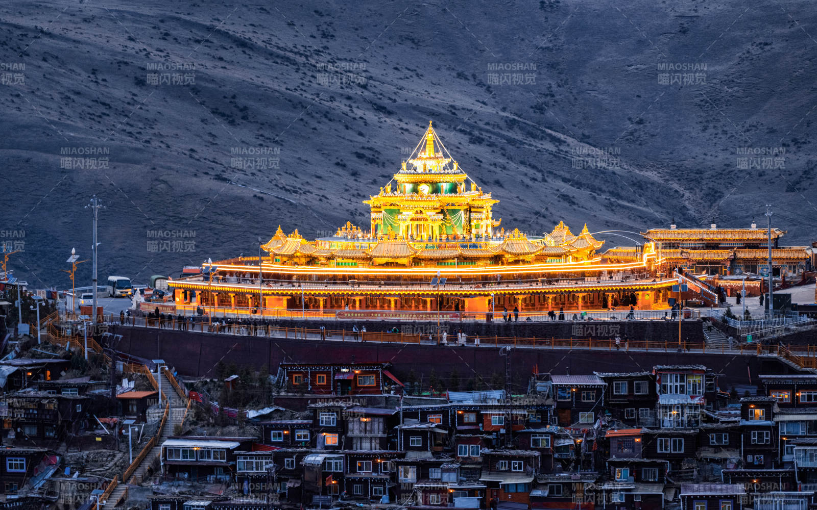 金色寺庙 夜色辉煌图片