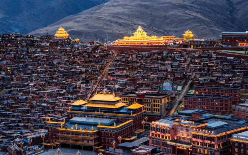 色达喇荣五明佛学院夜景图片
