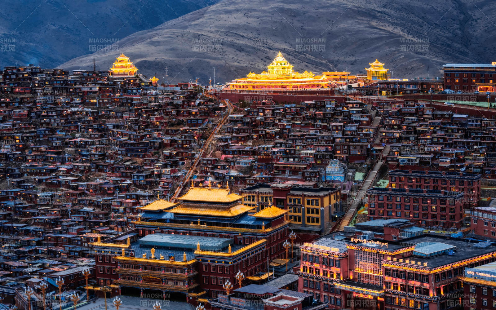 色达喇荣五明佛学院夜景图片
