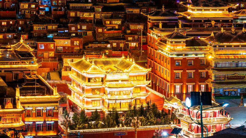 夜景中的古建筑群图片