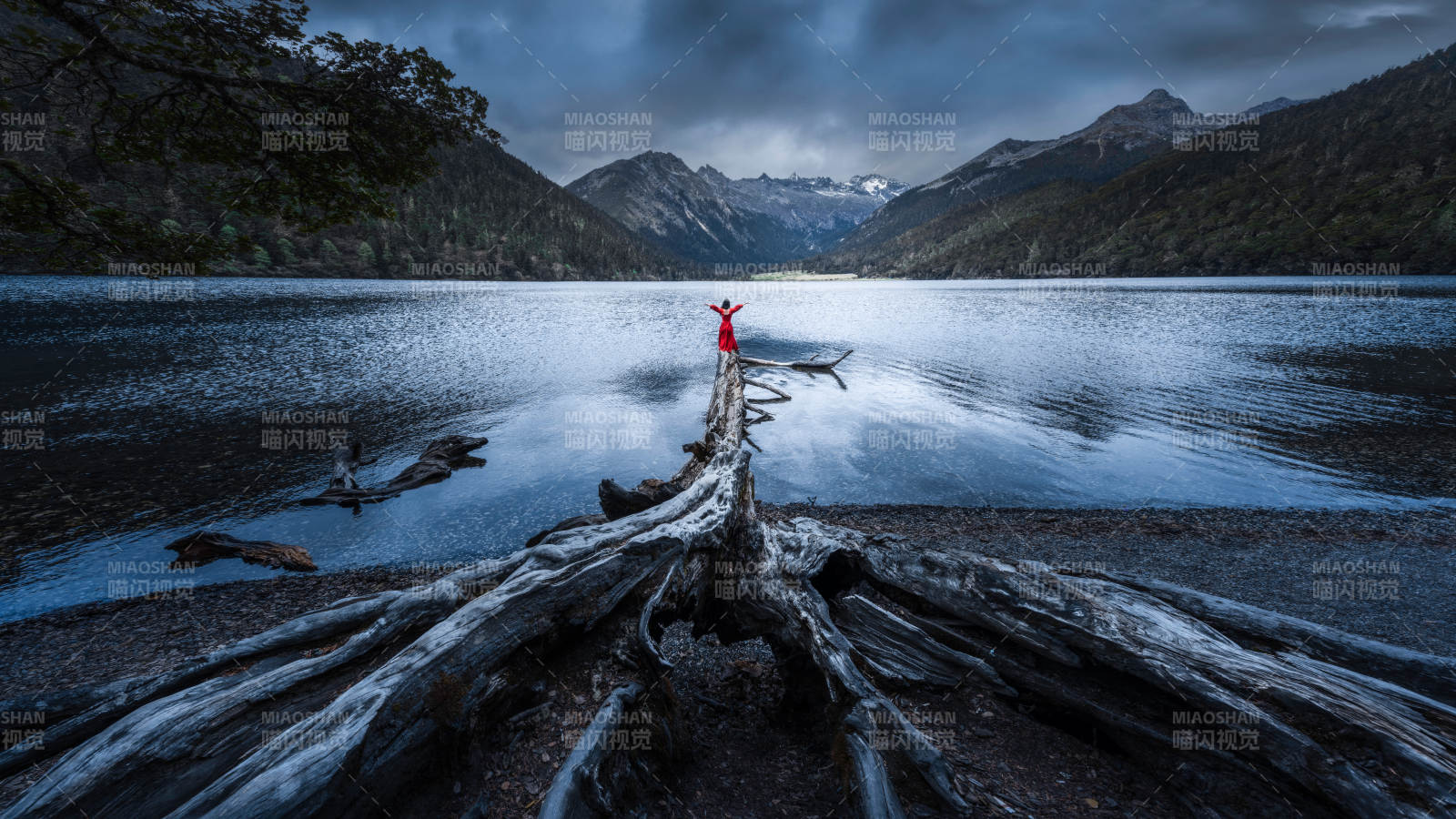 湖畔红衣 静谧山影图片