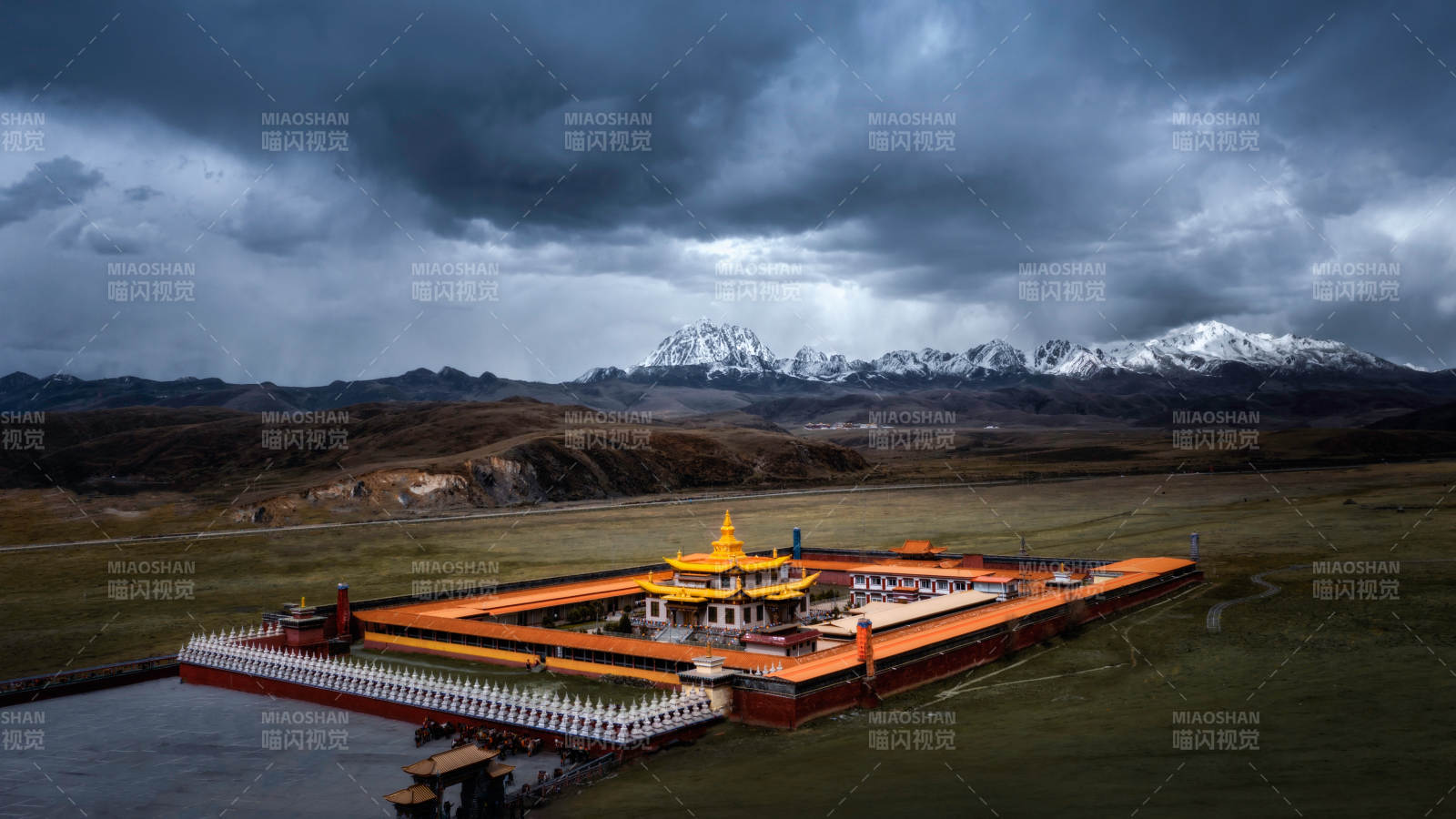 高原寺庙雪峰映衬图图片