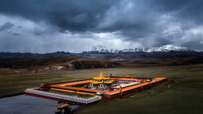 高原寺庙雪峰映衬图图片