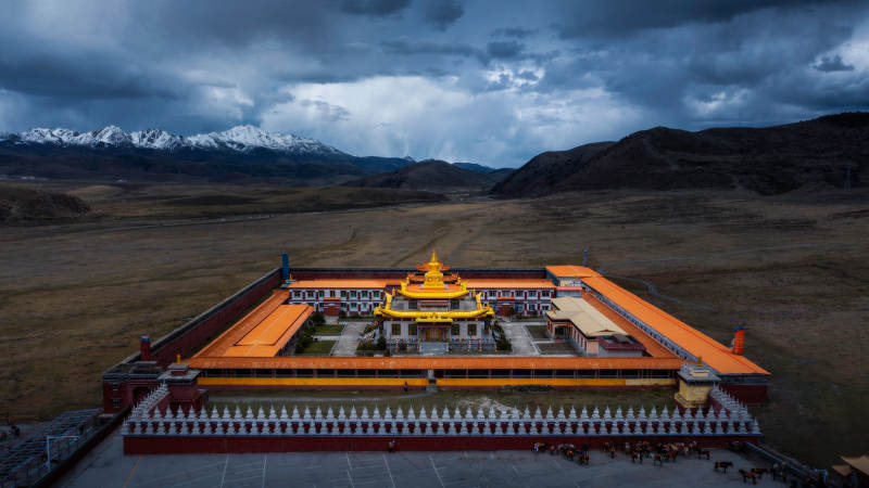 高原寺庙雪峰映衬图片