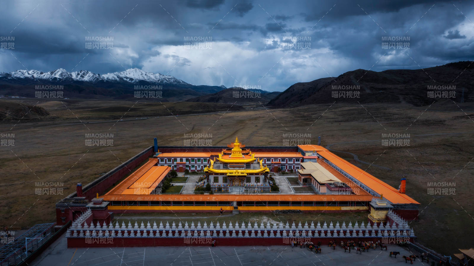 高原寺庙雪峰映衬图片