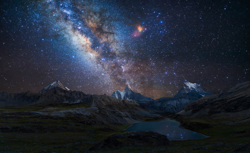 星河璀璨映雪山图片