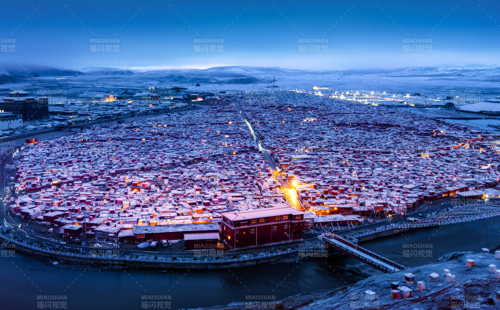 四川川西藏区亚青寺晨曦图片