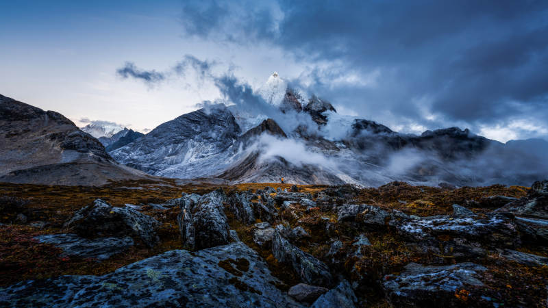 雪山云雾 静谧高原图片