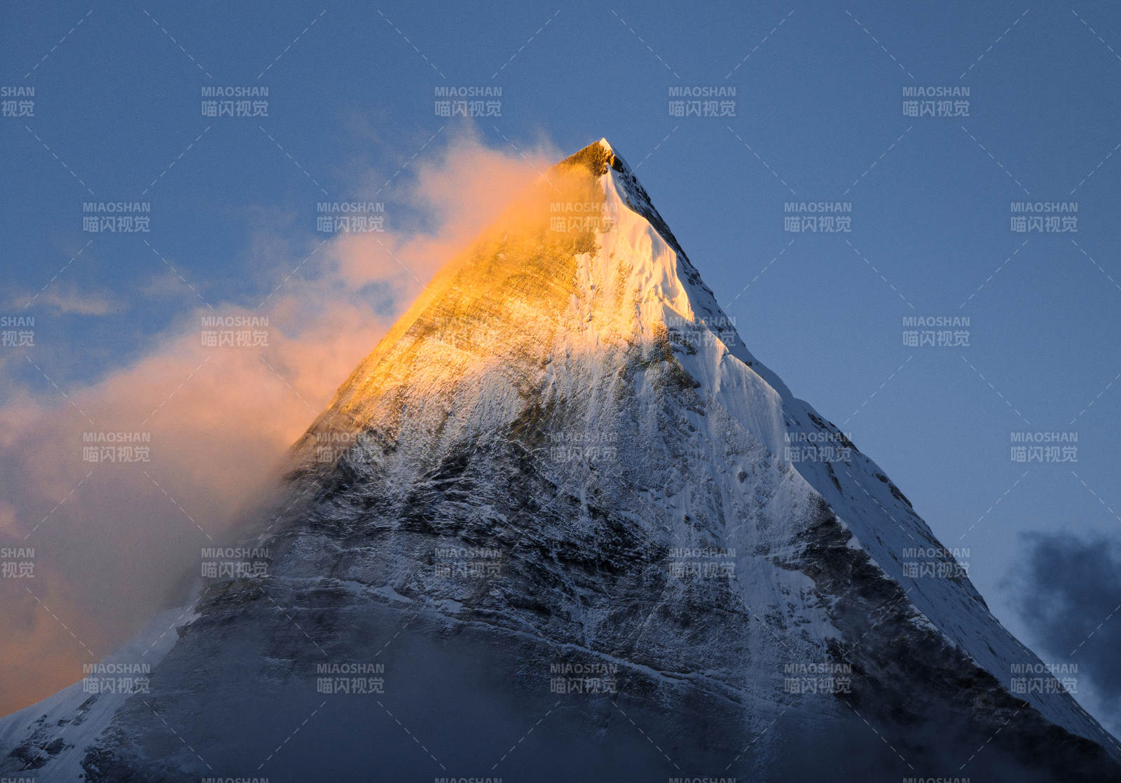 雪山之巅 晨光初照图片