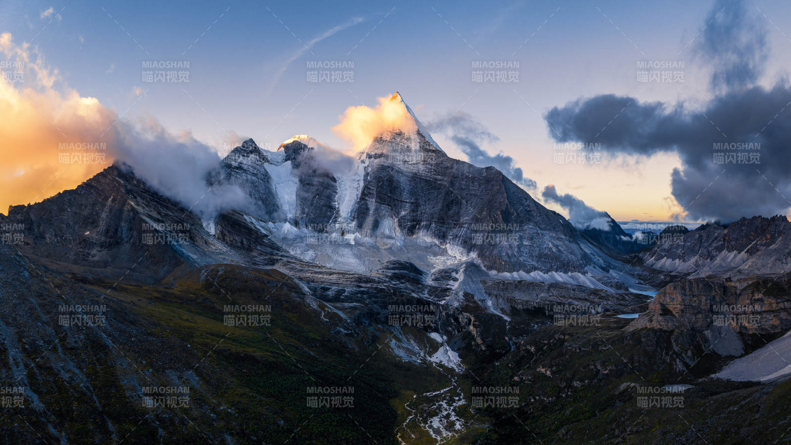 雪山晨曦 云雾缭绕图片