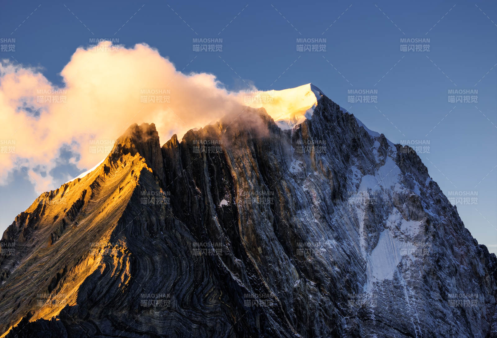 雪山之巅 云雾缭绕图片