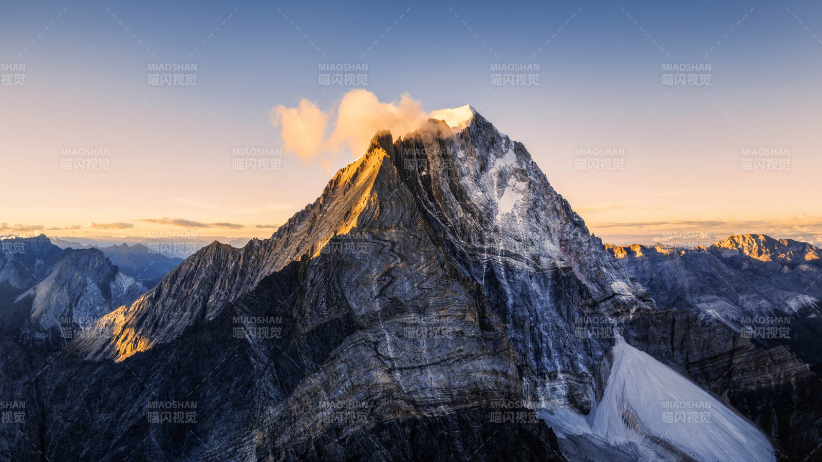 雪山之巅 晨光初照图片