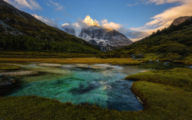 雪山下的碧水草原图片