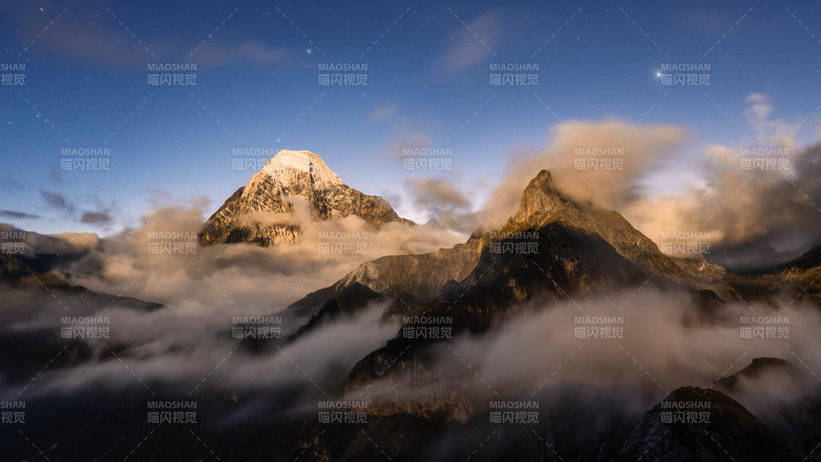 云海缭绕的雪山奇景图片