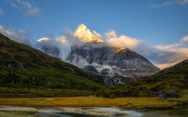 雪山晨曦 云雾缭绕图片