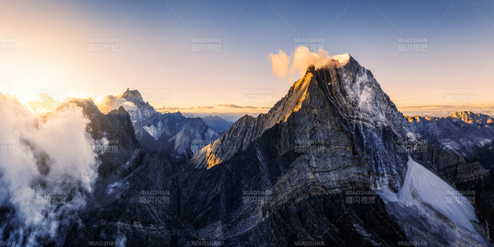 雪山晨曦 云雾缭绕图片