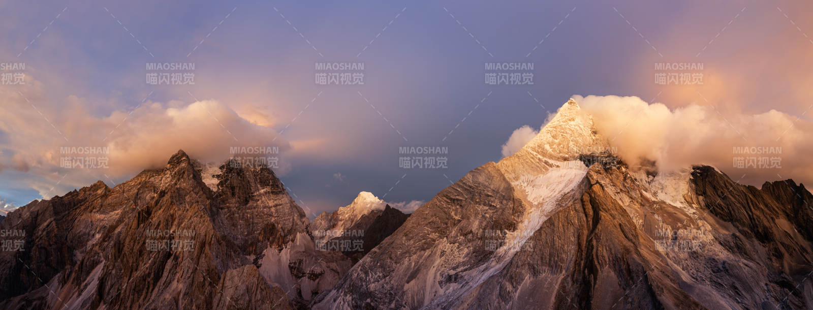 雪山晨曦 云雾缭绕图片