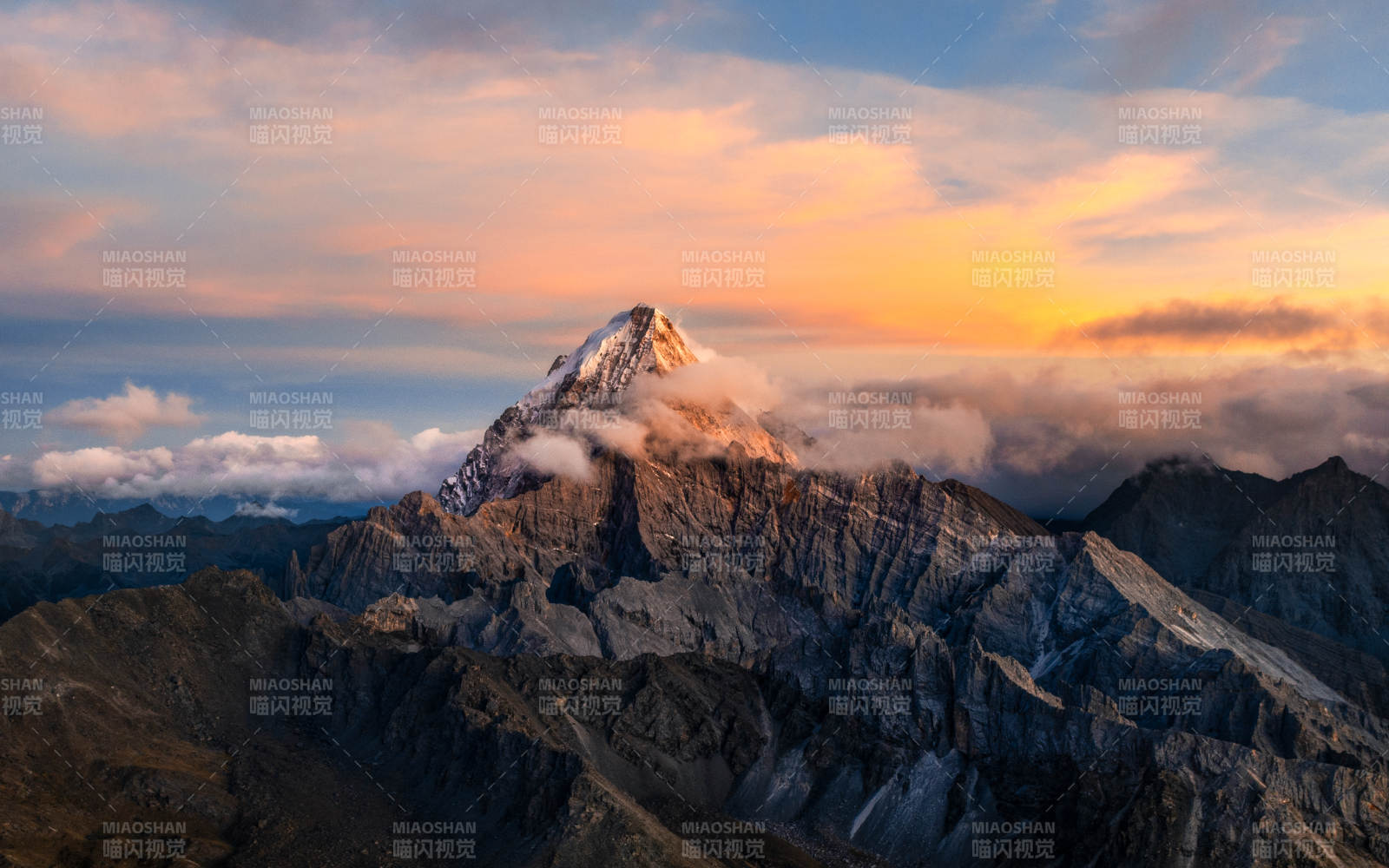 雪山云海夕阳美图片