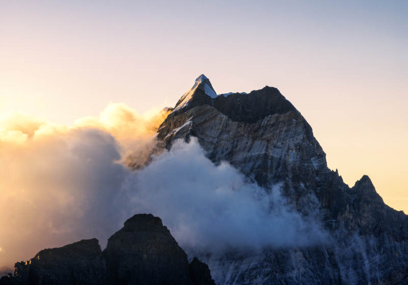 云雾缭绕的雪山之巅图片