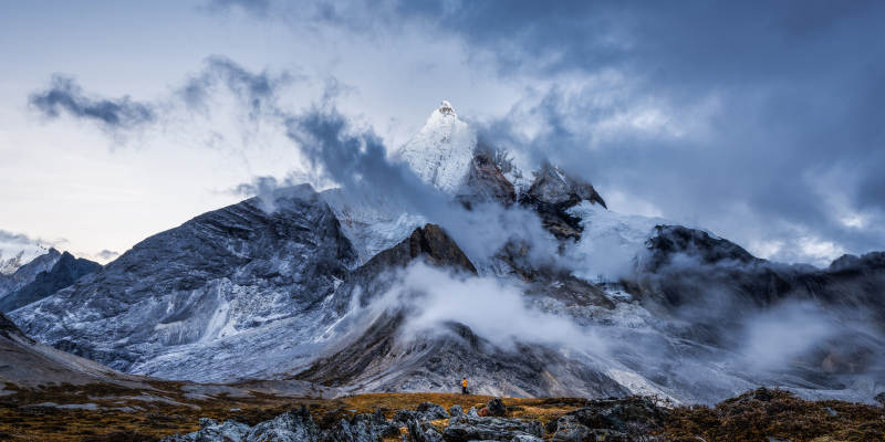 雪山云雾缭绕 壮丽景色图片