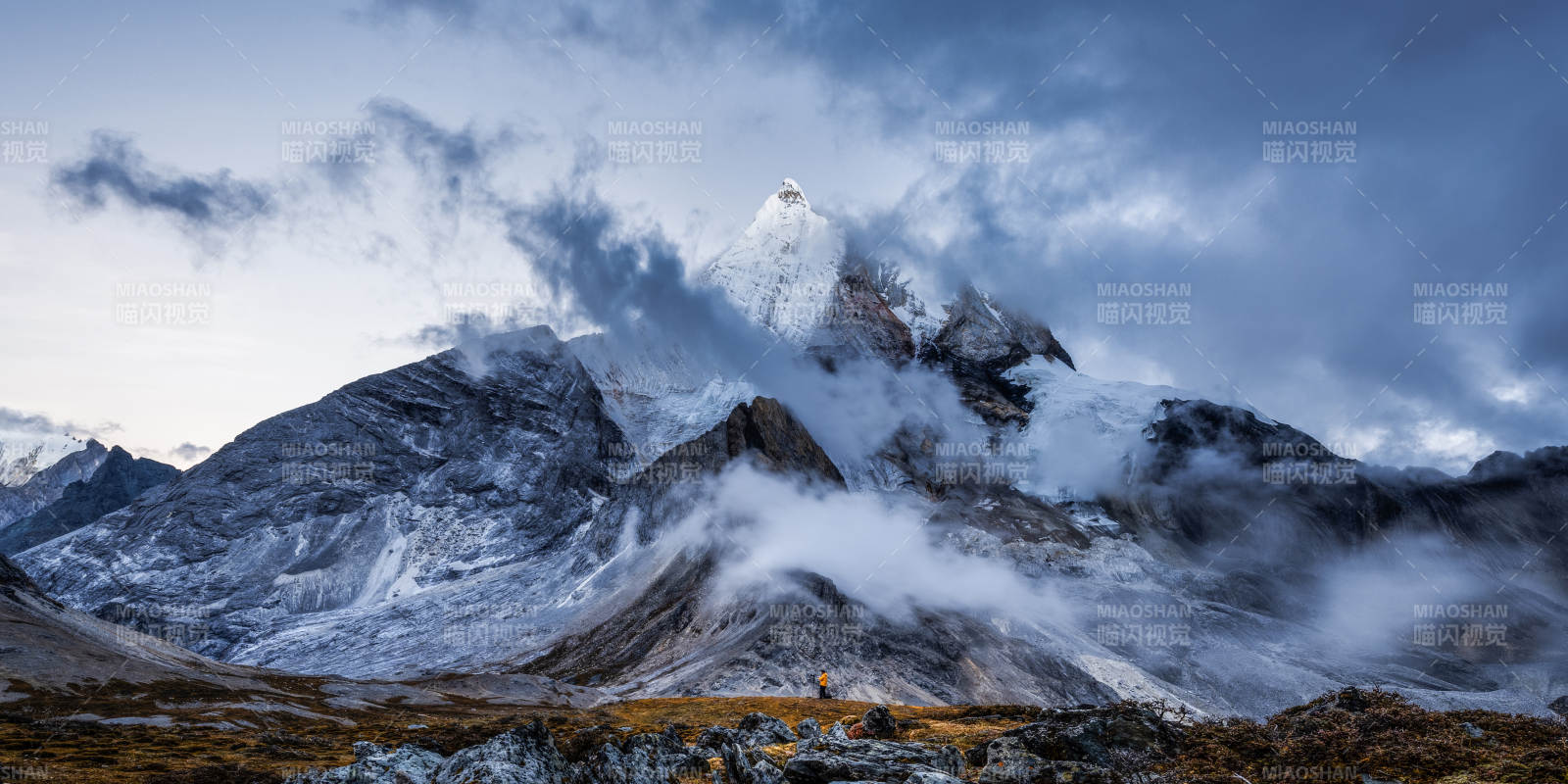 雪山云雾缭绕 壮丽景色图片
