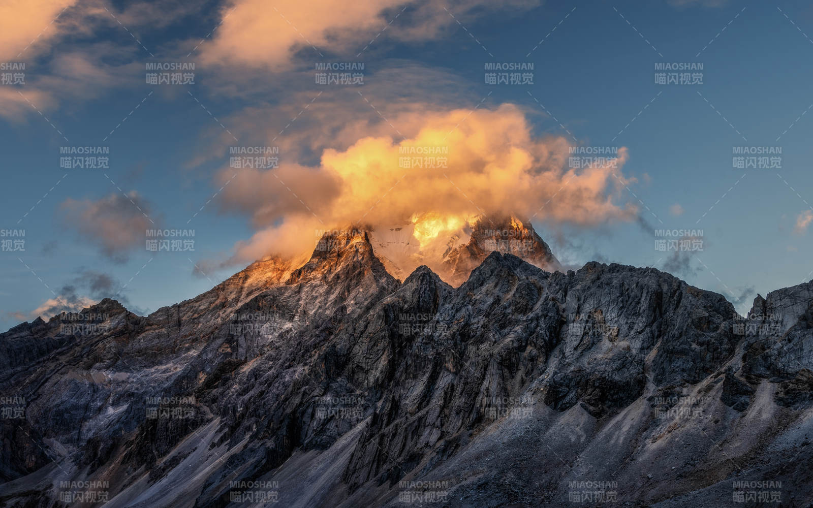 雪山夕照 云海金辉图片