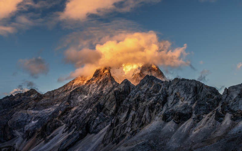 雪山夕照 云海金辉图片