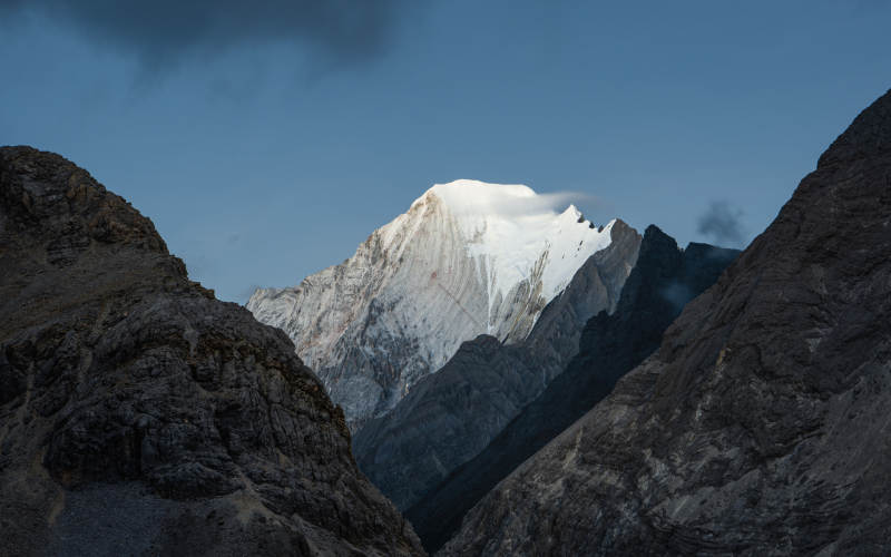 雪山之巅 云雾缭绕图片