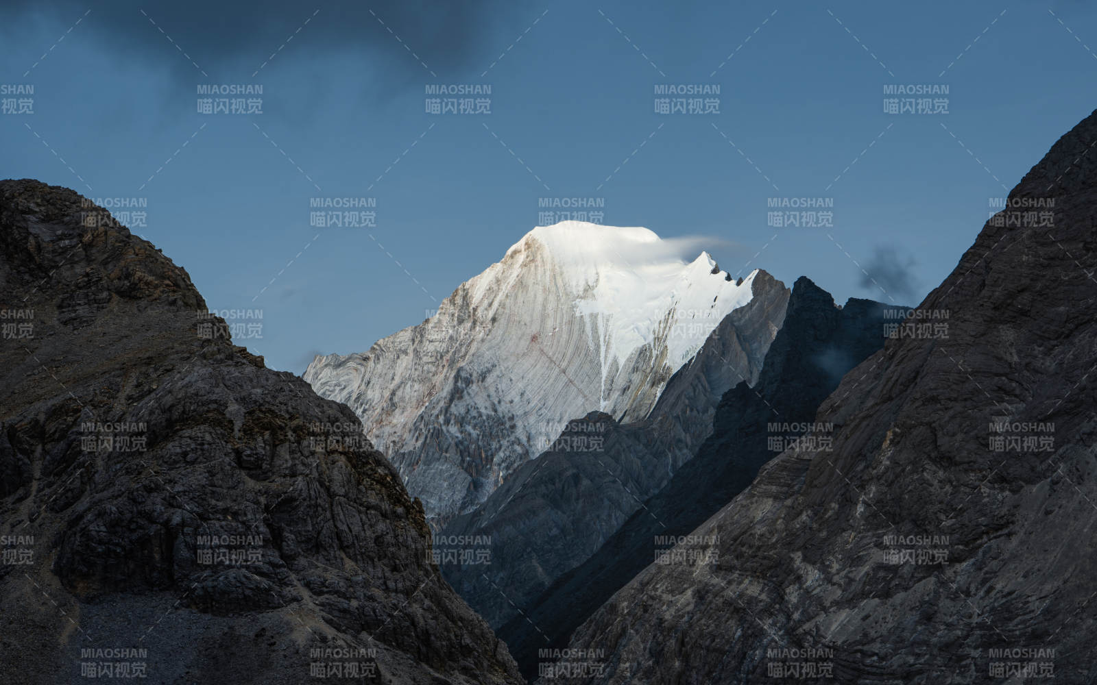 雪山之巅 云雾缭绕图片