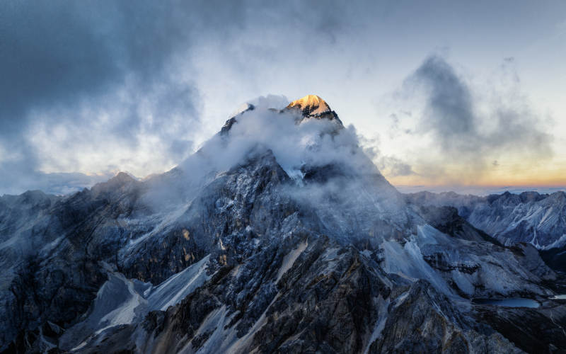 雪山之巅 云雾缭绕图片