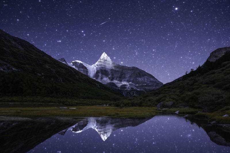 星夜雪山倒影湖图片