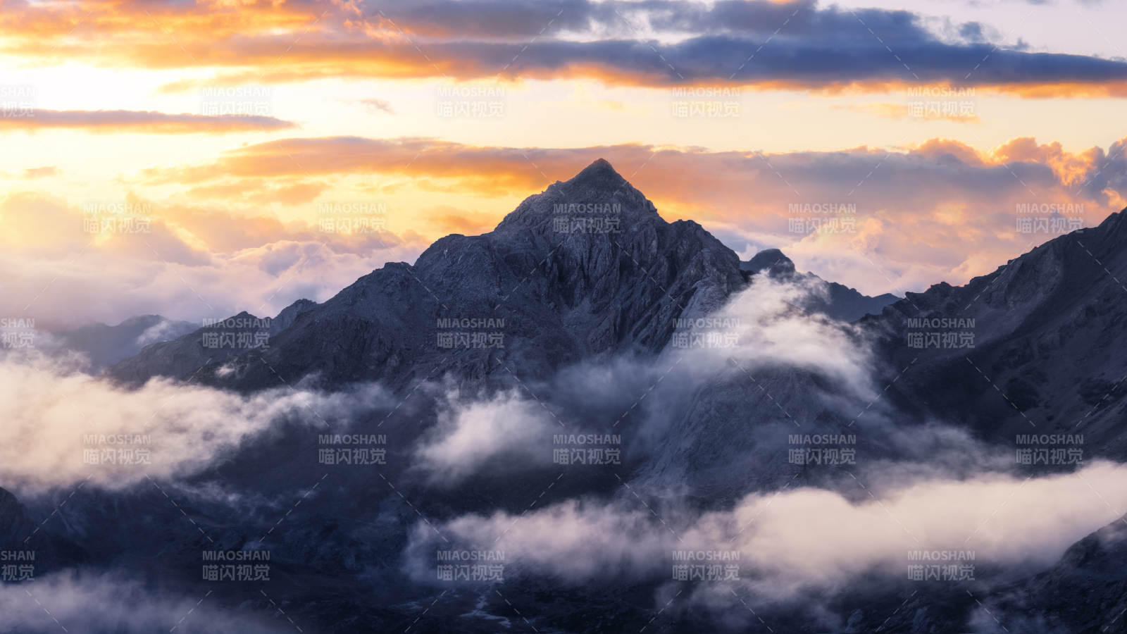 云海日落 山峰巍峨图片